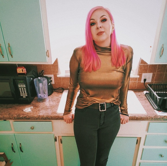 Meet your Posher, Taylor - Picture 1 of 5